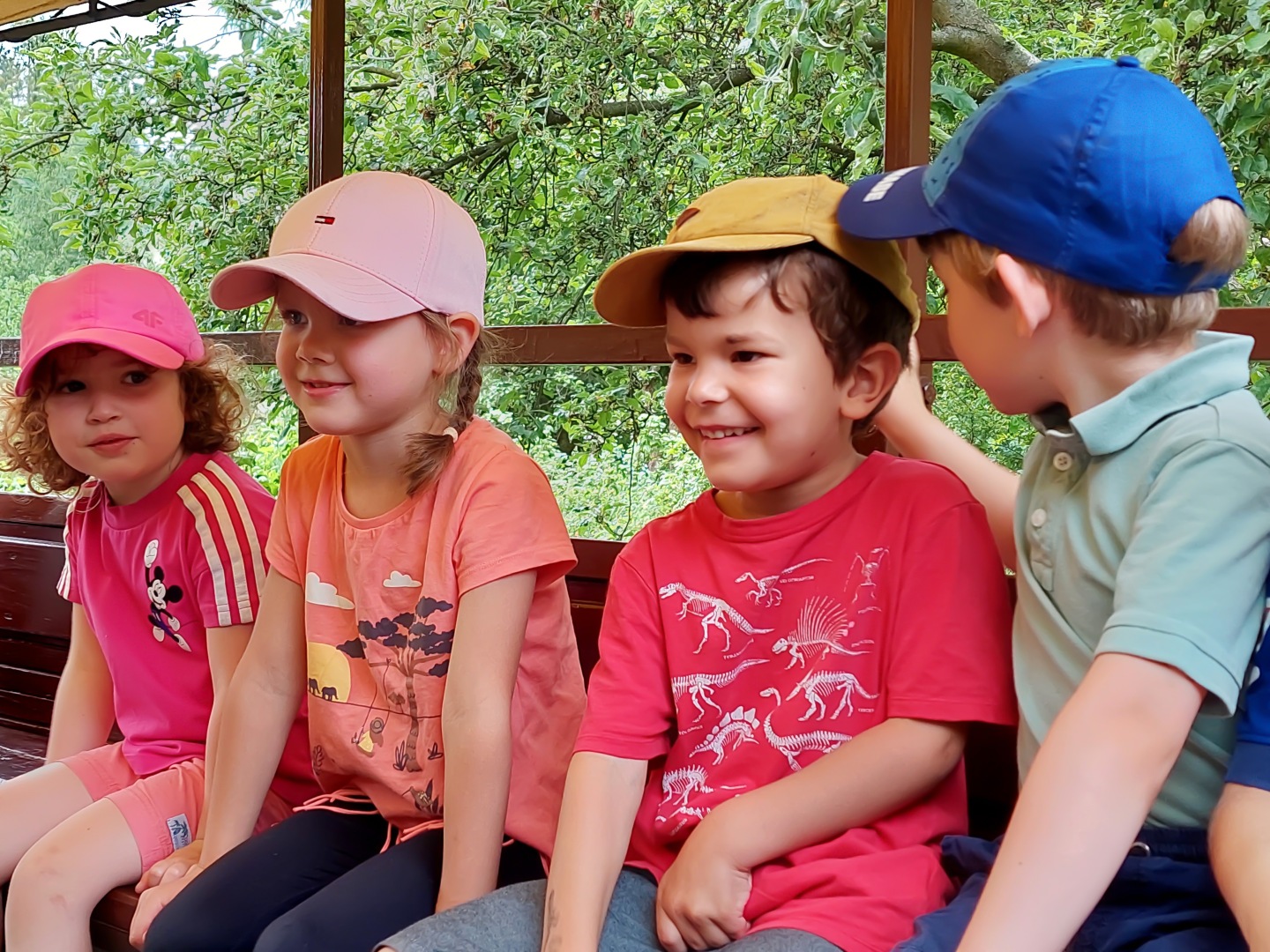 CZTEROLATKI SPRAWDZAJĄ CO BIEGA I HASA PO POLACH I LASACH